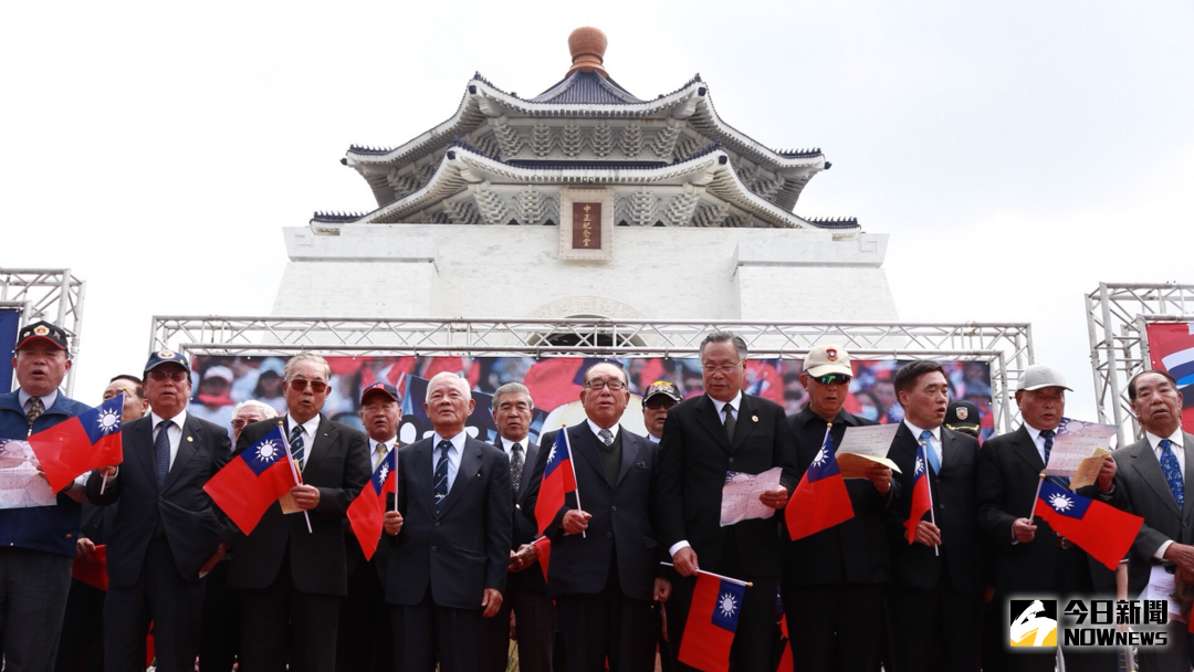 ▲中央軍校校友總會等團體在中正紀念堂舉辦「捍衛中華民國、捍衛兩蔣歷史定位」大會，前行政院長郝柏村出席。（圖／記者葉政勳攝 , 2018.04.04）