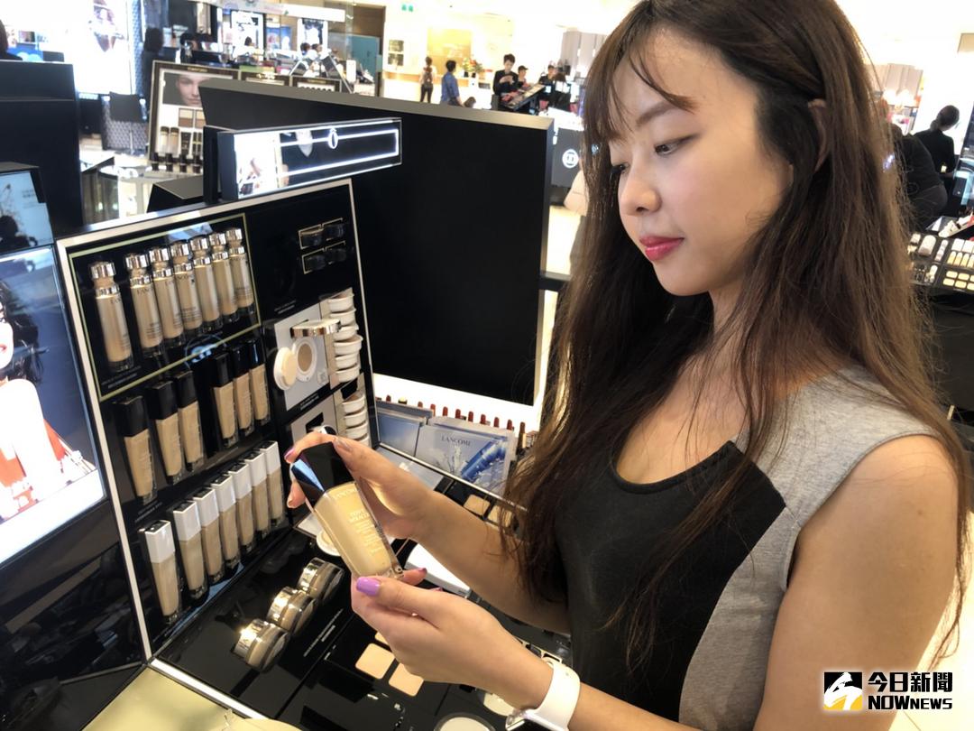 ▲SOGO百貨台北店將自4月6日開跑母親節化妝品優惠檔期活動，今年化妝品以底妝為強打，強調輕、薄的質地，可望帶動一波新的來客。（圖／記者彭夢竺攝，2018.4.3）