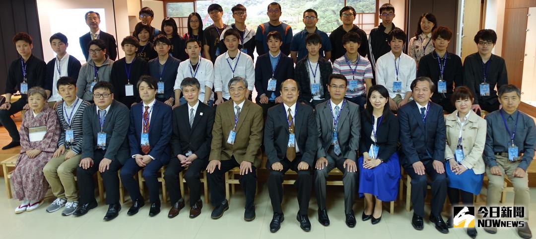 ▲高苑科技大學與日本北海道科學大學締結姊妹校，由高苑科大校長趙必孝(前排左6)與北海道科學大學副校長鈴木和彥(前排左5)共同簽署合作備忘錄。(圖／記者黃守作攝，2018.04.03)