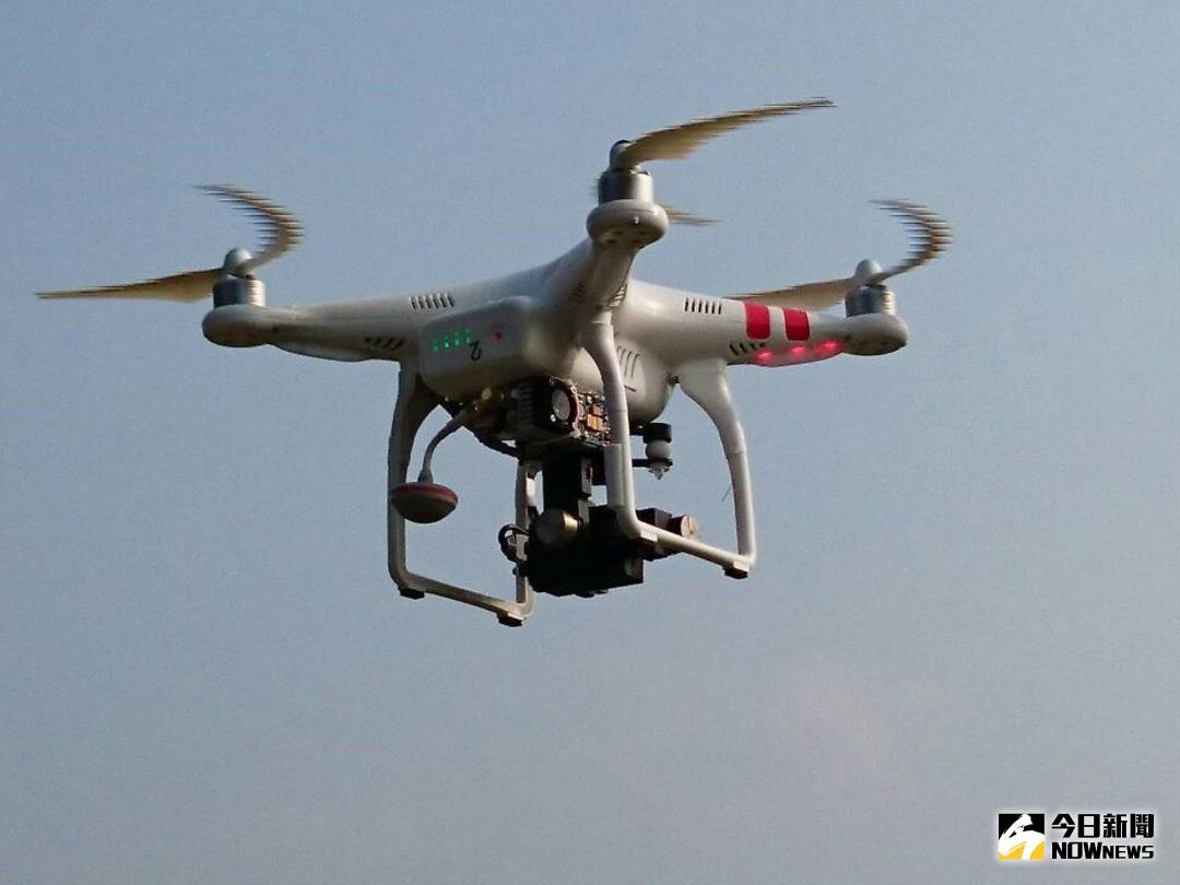 ▲立法院今（ 3 ）日三讀通過《民航法》修正案，未來重量 250 公克以上，或由民航局認定具有一定功能的無人機皆須向政府機關登記。（圖／NOWnews資料圖片）