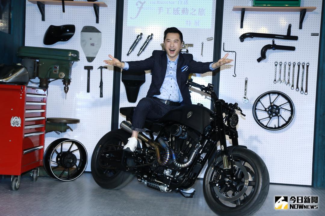 ▲庾澄慶為酒商手工感動特展展前記者會站台。（圖／記者葉政勳攝 , 2018.04.03）