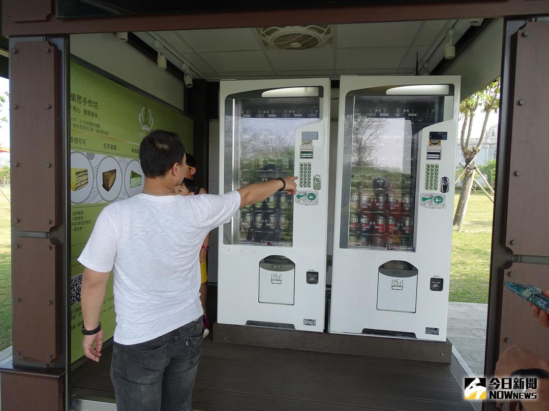 ▲奇美博物館饗食大道有全國唯一的千層蛋糕自動販賣機。（圖／記者黃文博攝，2018.04.03