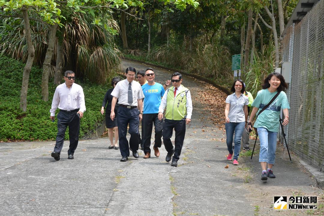 ▲嘉義市長涂醒哲與相關人員於儀式後巡視步道。（圖／記者郭政隆攝影2018.4.3）