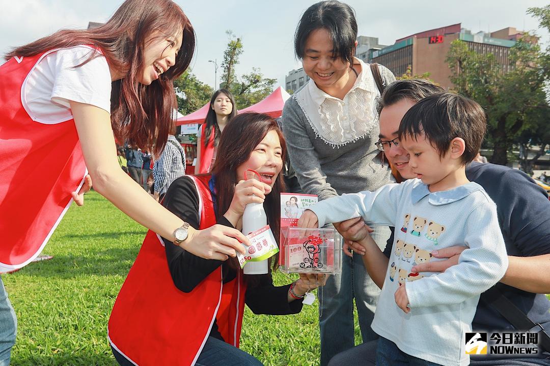 ▲遠傳電信邀請用戶一起順手捐HAPPY GO點數做愛心，許弱勢孩童一個安穩童年，翻轉未來。（圖／遠傳提供）