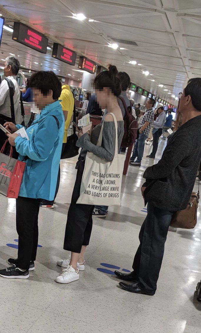 女子背「有槍炸彈及毒品」包包到機場　外國網友全傻眼
