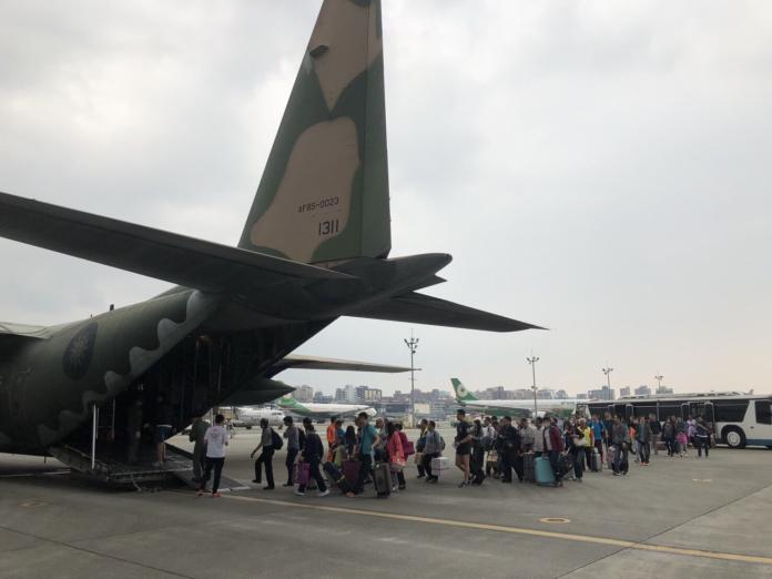 ▲春節期間，國防部備妥C-130型運輸機2架待命支援外、離島緊急疏運作業。（資料照／空軍司令部提供)