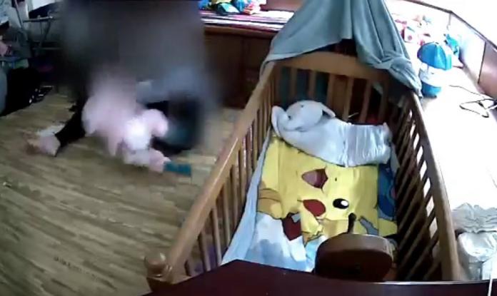 ▲該名保母抓住女嬰的一隻腿，快速將她拋摔至自己腳邊。（圖／翻攝自「爆料公社」）