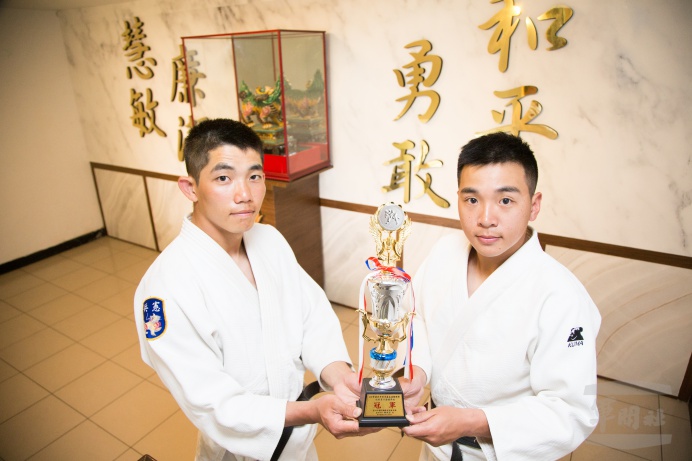 ▲ 花宇中士（右）與李宗翰（左）在團隊的共同努力下，榮獲107年臺北市青年盃柔道錦標賽團體及個人賽冠軍。（軍聞社記者莊家宏攝）