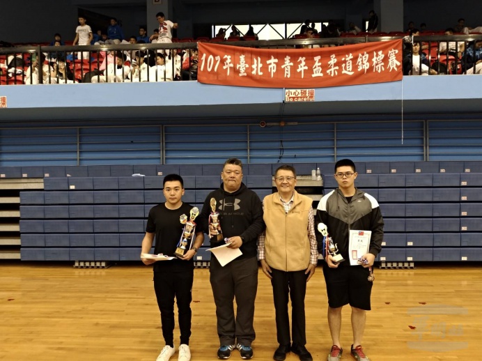 ▲ 憲兵訓練中心柔道代表隊，榮獲107年臺北市青年盃柔道錦標賽團體賽冠軍，由隊長花宇（左一）代表受獎。（憲兵訓練中心提供）