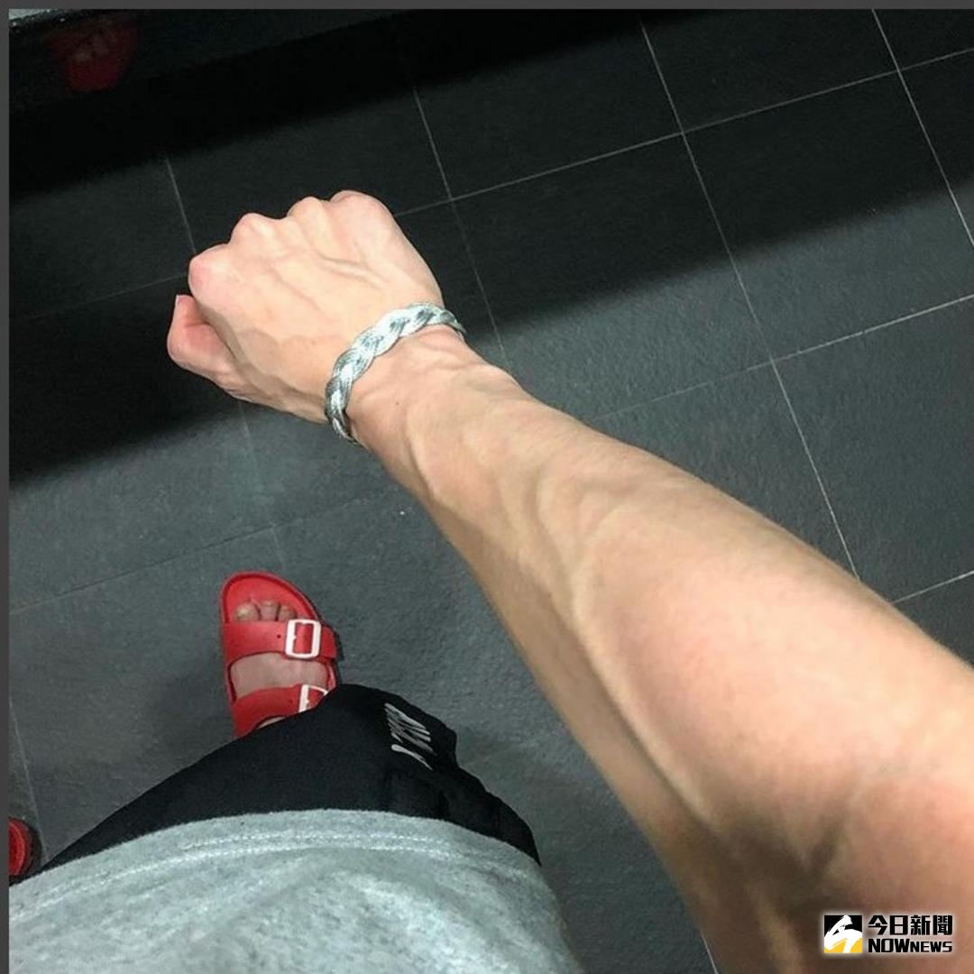 ▲用力時手臂冒出來的血管。（示意圖／擷取至戴資穎Instagram）