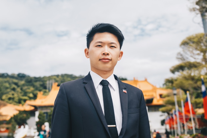 ▲ 在國民革命忠烈祠管理組擔任撫卹士的黃王廷中士表示，沒有這群烈士，就沒有現在的國家，因此會用崇敬的態度來做一切服務。（軍聞社記者陳軍均攝）