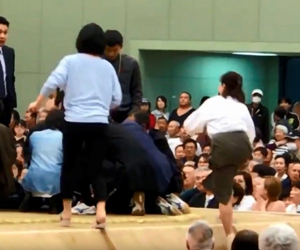 影／她衝上土俵CPR救人　相撲協會竟喊：女性請離開！
