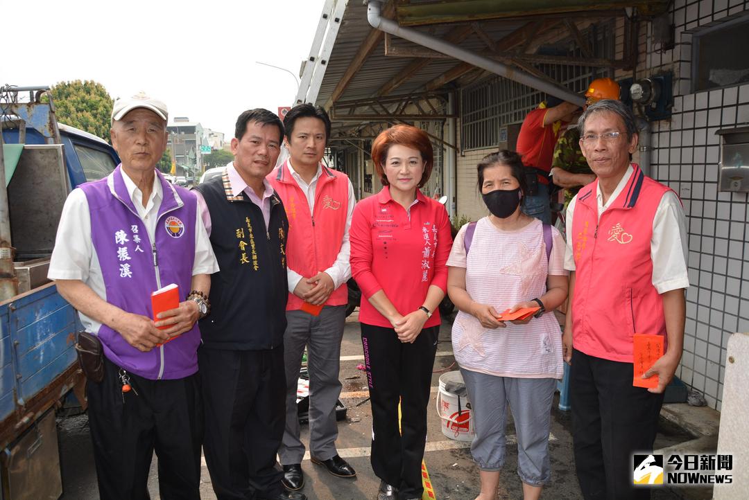 ▲嘉義市議長蕭淑麗協同慈善團體前往火災現場探視受災戶。（圖／記者郭政隆攝，2018.4.5）