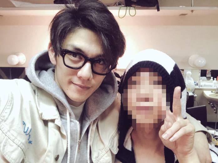 ▲青木玄德（左）上月路邊猥褻女子，導致對方身體多處受傷。（圖／青木玄德Twitter , 2018.4.6）