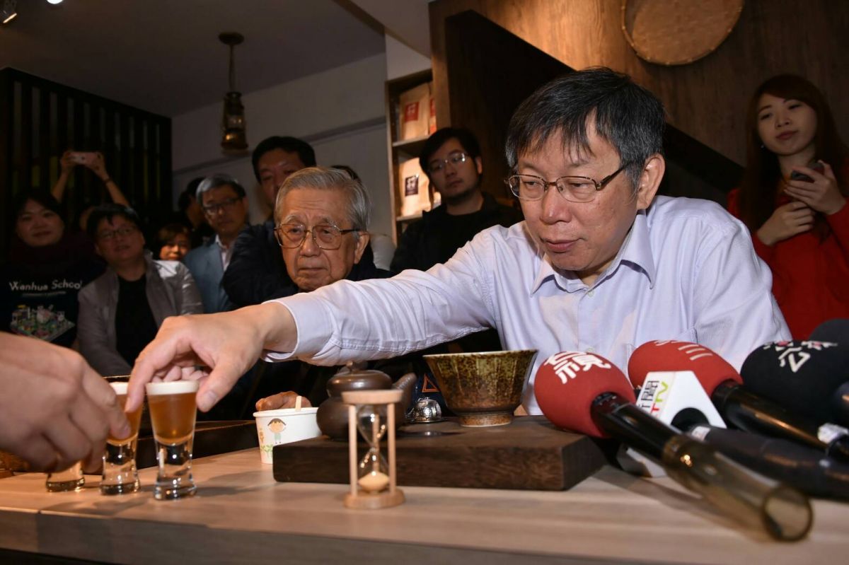 ▲台北市長柯文哲遭知名政論節目影射，就任市長前，曾赴北京會見對台統戰文膽辛旗並合照。（圖／北市府提供，2018.4.7）