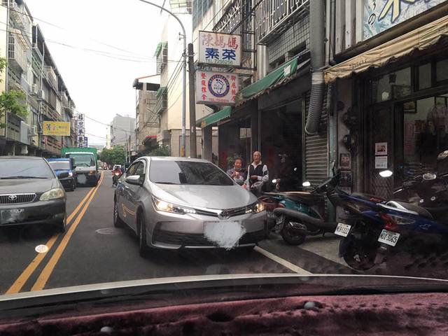 自私大嬸逆向又違停　勸離竟要求「通融一下」
