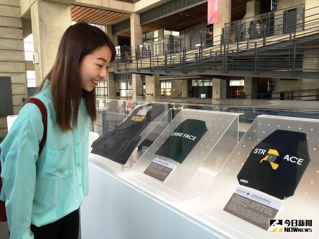 ▲陶博館表示，防彈衣與抗彈板含有陶瓷的材料，最令民眾大感意外，原來警察都是穿這個來保護身體。（圖／記者陳志仁攝，2018.04.07）