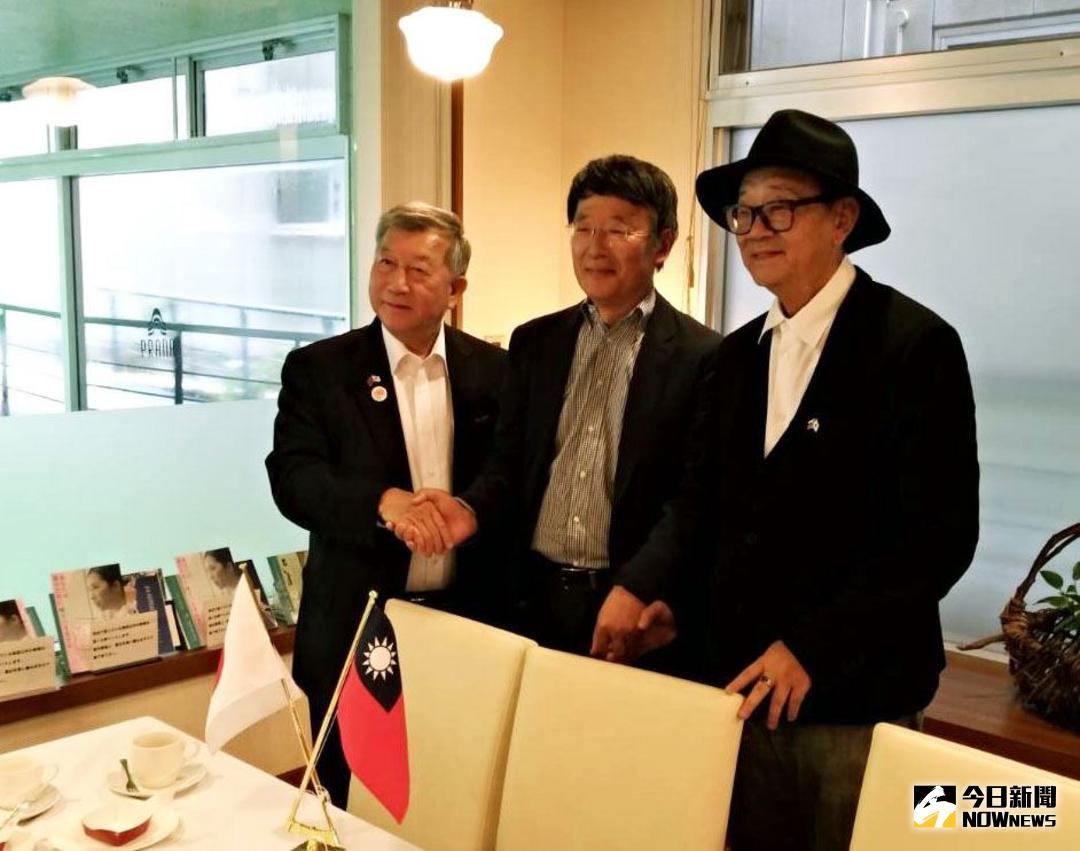 ▲新竹縣長邱鏡淳\\(左\\)率縣府團隊觀摩日本老人照護系統，現場擺設台日國旗，象徵雙方友誼緊密。（資料照片／新竹縣政府提供）