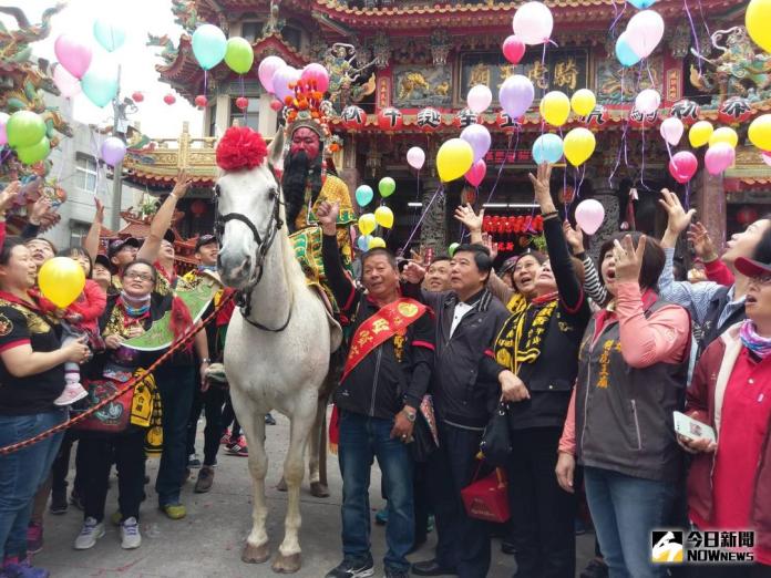 ▲大林聖賢宮第三年徒步至嘉義巿謁祖，祈求建廟順利、國泰民安，中途於民雄騎虎王爺廟團拜祈福。（圖／邱嘉琪攝 , 2018.04.07）