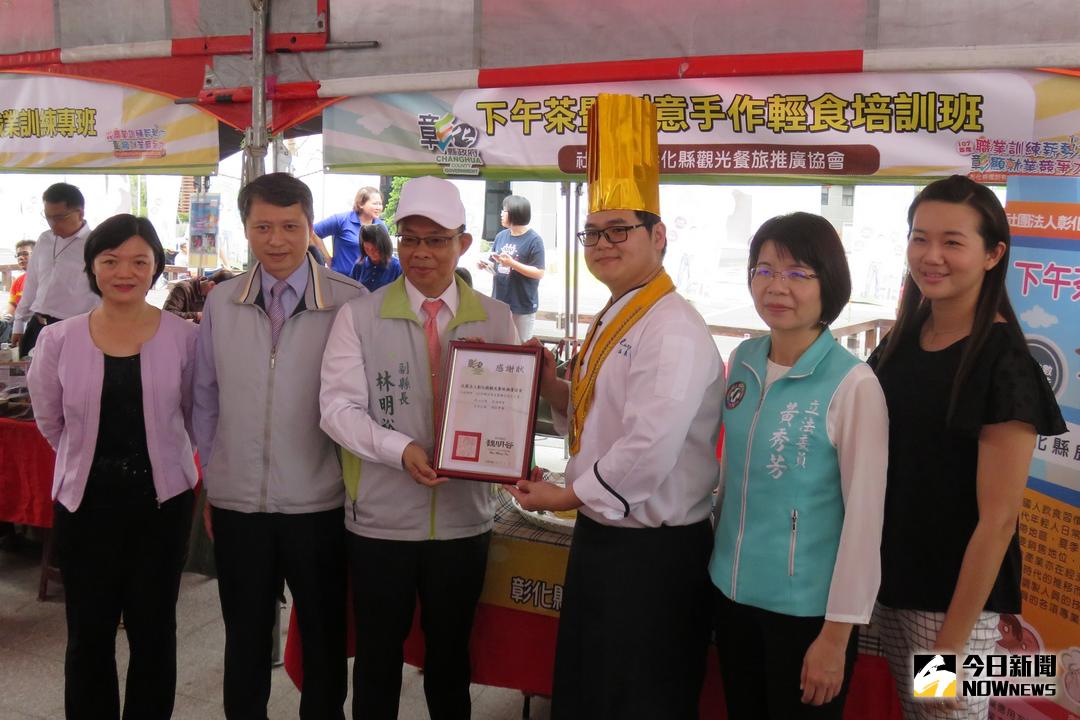 ▲彰化縣副縣長林明裕表揚今年辦理職業訓練及協助職前訓練學員就業廠商。（圖／記者陳雅芳攝，2018.04.07）