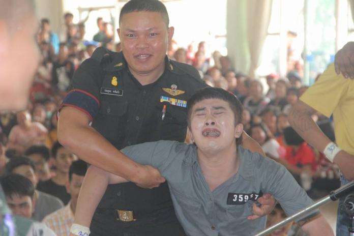 ▲泰國一名役男抽到紅籤，當場崩潰腿軟大哭。（圖／翻攝自Hotong Ssatit臉書）