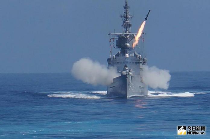 ▲2014年9月漢光30號演習中，濟陽級蘭陽艦發射ASROC反潛火箭。（圖／記者呂烱昌攝 ）