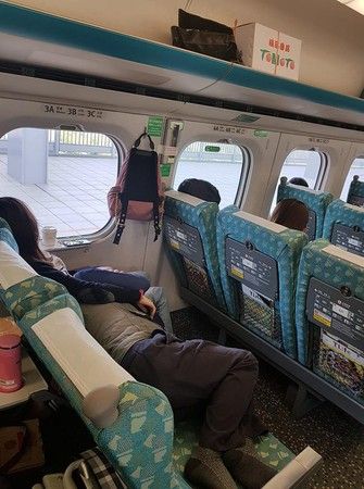 ▲網友 PO 出一張「奧客」搭乘高鐵時，強佔三個位置的照片，其他網友紛紛撻伐「真的無極限」。（圖／翻攝自爆怨公社）