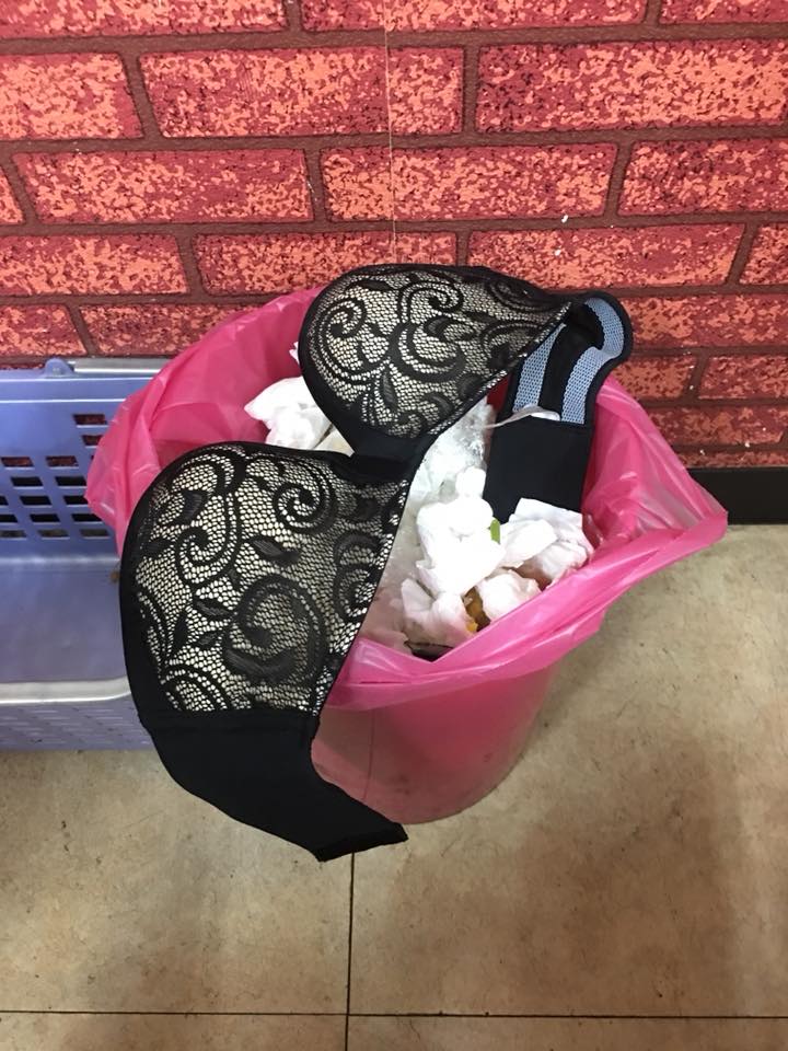 ▲台南某火鍋店竟驚見女性內衣，網友看後都笑了。（圖／取自臉書社團爆怨公社）