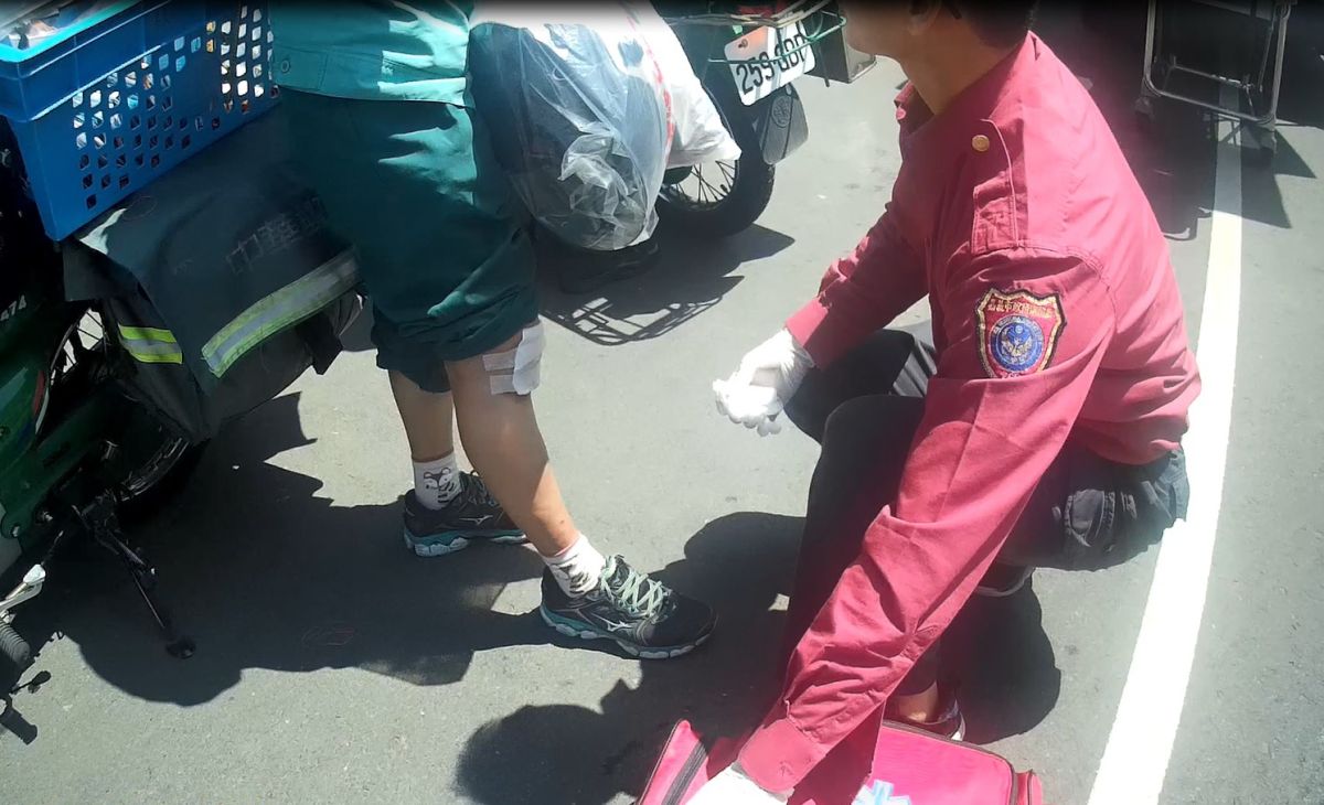 ▲救護人員給予女郵差清洗傷口急救處置。（圖／蘭潭分隊分隊長黃添進提供2018.4.9）