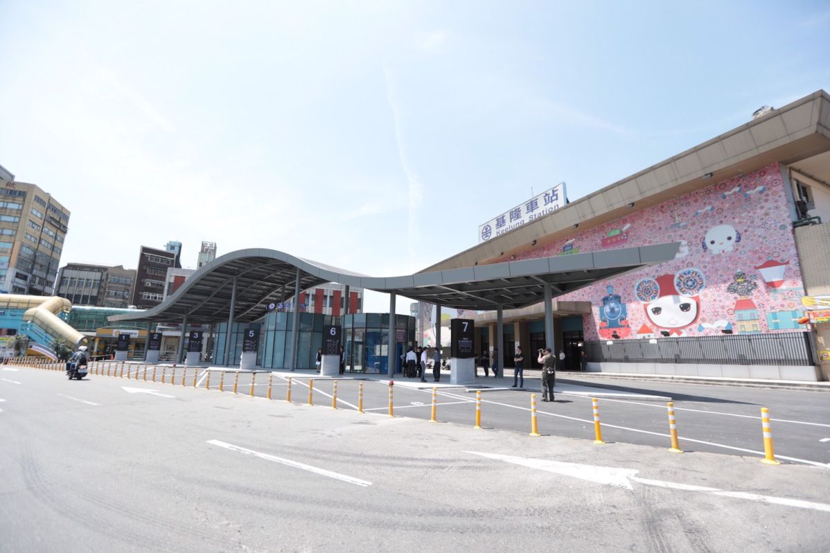 ▲國光客運基隆臨時候車站設計成波浪造型，民眾擔心無法遮蔽風雨，基隆市長林右昌承諾會再設置遮蔽設施。（圖／基隆市政府提供）