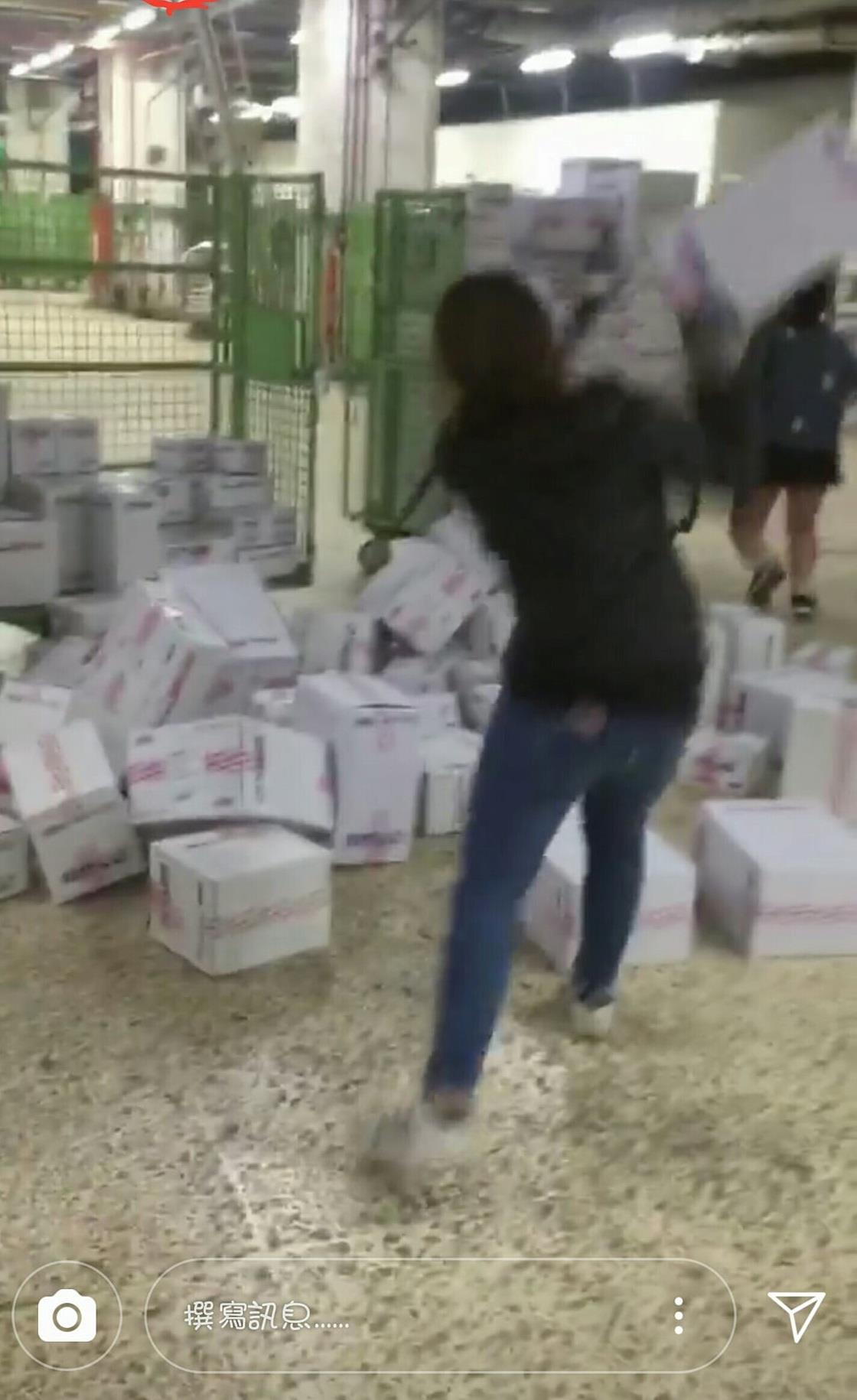▲理貨員工把顧客要寄的包裹當玩具亂丟。（圖／翻攝自《爆料公社》）
