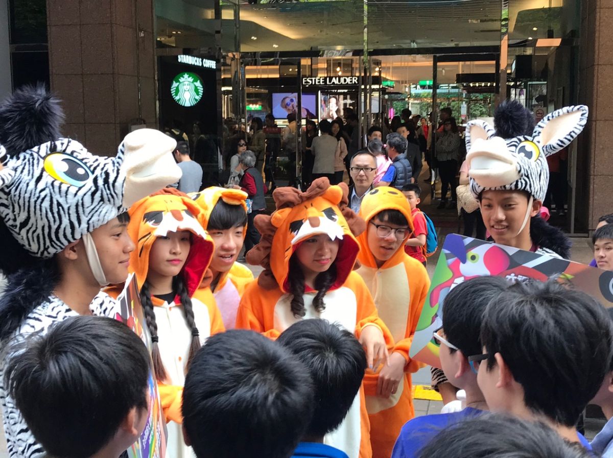 ▲民眾好奇地圍觀穿著可愛動物裝扮的人偶。（圖／六福村提供）