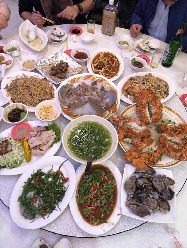 ▲墾丁這桌菜要16500元，網友們幾乎一面倒地認為太貴，直呼「盤子好大」。（圖／翻攝自爆廢公社）