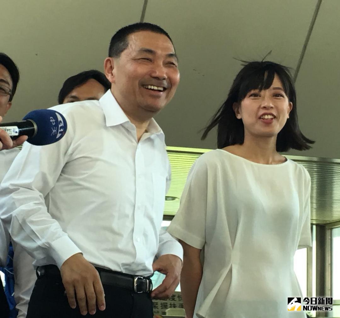 ▲新北市議員參選人江怡臻（右）認為，洪耀福犧牲自己來消費侯友宜，看似成全蘇貞昌，其實是為了保住蔡英文的黨主席位置。（圖／記者陳志仁攝，2018.04.10）