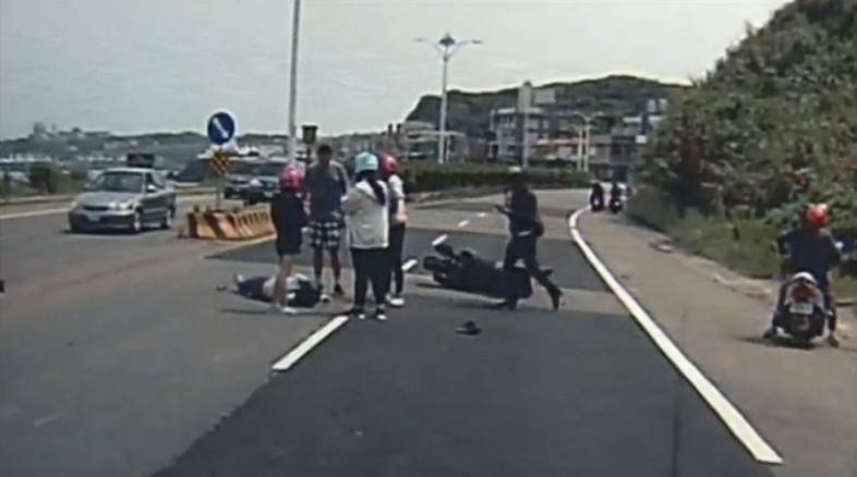 ▲事發後李女友人及附近路人趕緊上前關心，將李女緊急送醫搶救，但李女最後仍宣告不治。（圖／翻攝畫面）