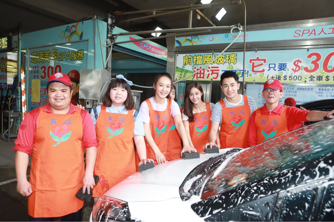 ▲左二起為賴曉誼、李又汝、邱子芯以及陳謙文，藝人們現身育成洗車中心。（圖／民視提供 , 2018.4.10）