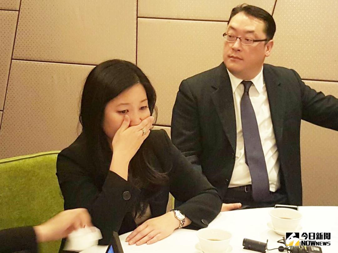 ▲談到六福皇宮年底將熄燈，六福旅遊集團執行長莊豐如（圖左）哽咽不捨落淚，圖右為六福皇宮總經理周復華。（圖／記者許家禎攝 , 2018.4.10）