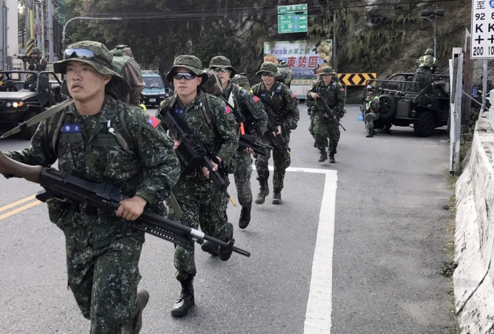 ▲ 陸軍特戰指揮部特1營山隘行軍訓練10日正式展開，參與官兵以堅強的毅力與精神，攜帶各式武器裝備，走向挑戰之路。（軍聞社記者吳柏融攝）