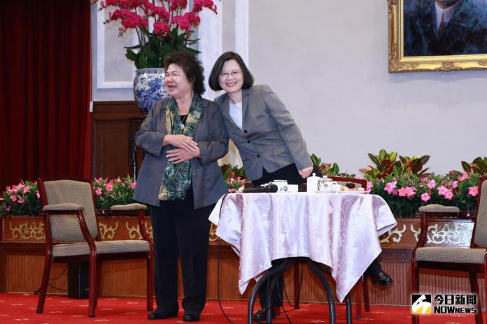 圖輯／花媽陳菊接任府秘書長　蔡英文抱抱示好
