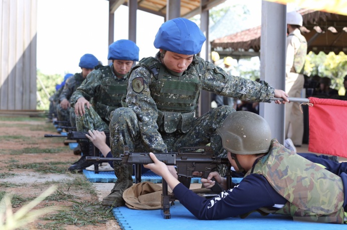 ▲ 陸軍機步269旅幹部10日引導高中生進行實彈射擊體驗。（機步269旅提供）