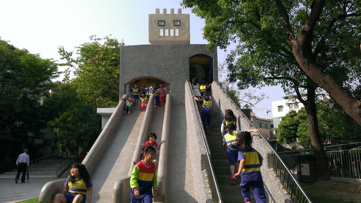 ▲新北市泰山兒童貴子公園機器人懷舊磨石子溜滑梯，造型充滿童趣，吸引不少親子前來朝聖。（圖／新北市民政局提供）