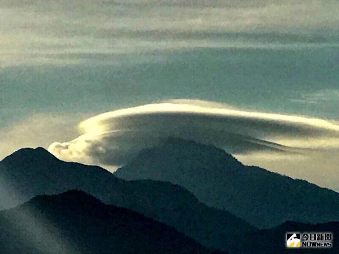 ▲ 屏東霧頭山呈現難得一見的飛碟雲。（圖／記者宋汝夔攝，2018.04.11）