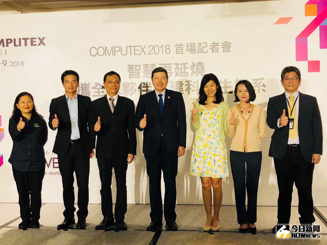 ▲2018年台北國際電腦展今年聚焦6大主題，外貿協會秘書長葉明水（中）表示，今年受限於場地只有5015個攤位，明年預計還會再成長，達到7千多個攤位。（圖／記者彭夢竺攝，2018.4.11）