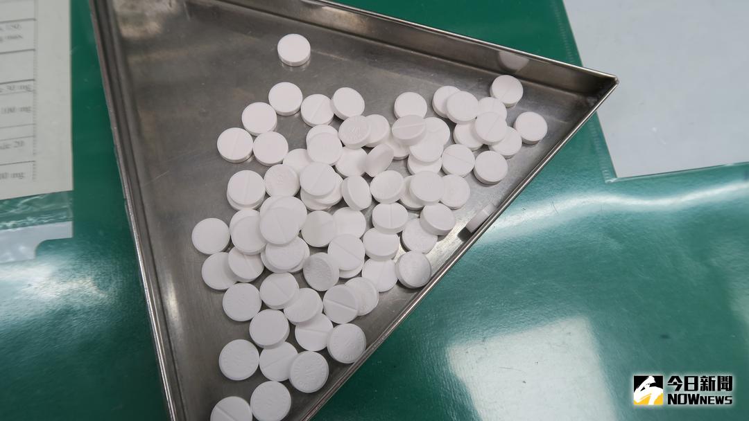 ▲近來中國大量爆發搶藥潮，台大婦產科醫師施景中透露，在上海一瓶70元的退燒藥，如今黑市價格飆漲到近兩萬元。（普拿疼示意圖／記者唐詠絮攝，資料照片）