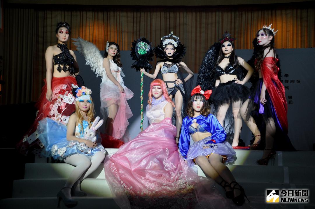 ▲中州科大時尚系畢展走秀，學生以維多利亞的秘密與童話故事的正、反派角色做設計靈感來源。（圖／記者唐詠絮攝，2018.04.11）