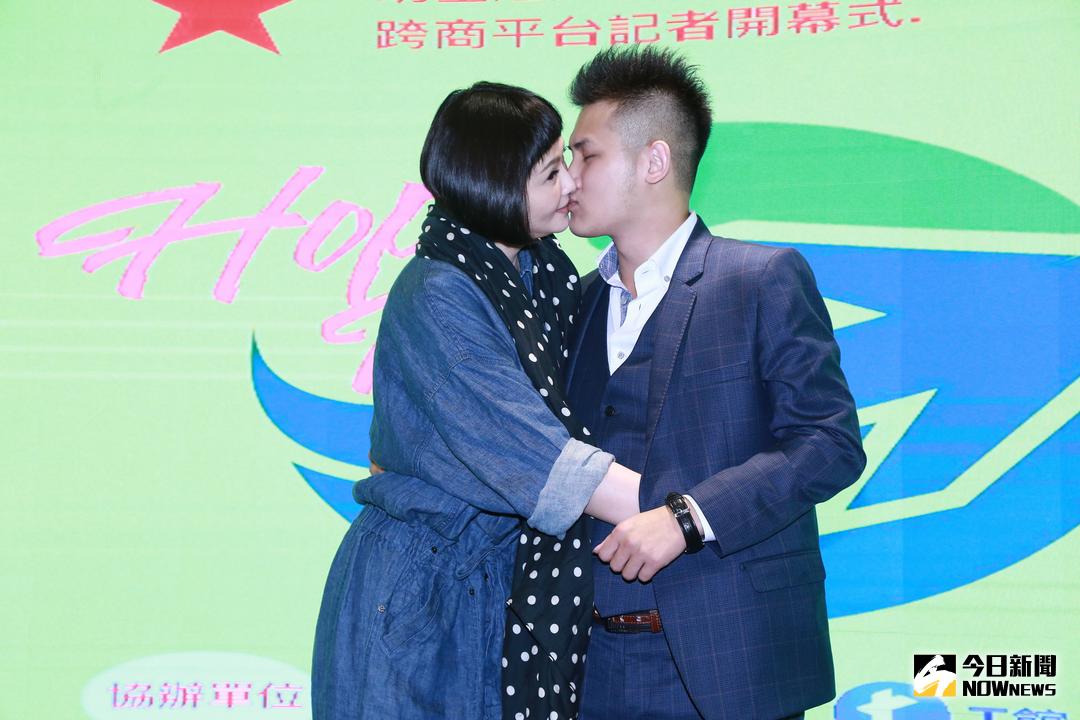 ▲蕭淑慎為老公梁軒安新事業站台，兩人在台上大閃恩愛。（圖／記者葉政勳攝 , 2018.04.11）