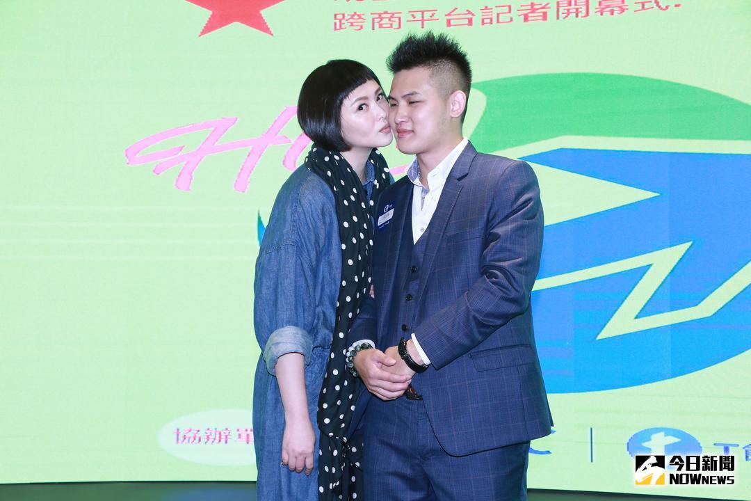 ▲蕭淑慎（左）和老公梁軒安公開曬恩愛。（圖／記者葉政勳攝，2018.04.11）