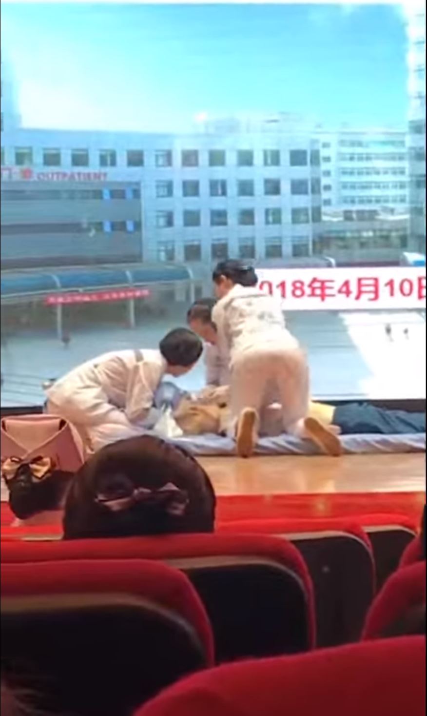 ▲雖然是CPR示範，但是網友都把焦點放在示範者的臀部動作上。（圖／翻攝自網路）