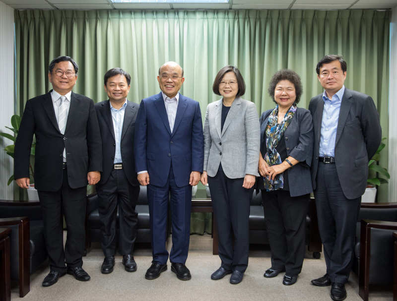 ▲兼任民主進步黨主席的總統蔡英文（右3）12日上午9時在中央黨部會見前行政院長蘇貞昌（左3），陪同的還有高雄市長陳菊（右2）、民進黨祕書長洪耀福（右）、選對會共同召集人林錫耀（左2）和陳明文（左）。（民進黨提供）中央社記者呂欣憓傳真  107年4月12日