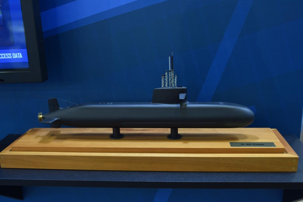 ▲美國國務院日前批准了對台潛艦「行銷核准證」是允許其中一家廠商與台灣洽談（包括進行詳細技術性簡報）潛艦戰系的輸出，而另一家廠商則是透過「技術協助協議」獲准對台灣提供潛艦戰系的技術協助。若無美商的協助，台灣潛艦國造的前景並不樂觀，圖為洛馬公司在2017年台北國防展中展示的柴電潛艦模型。（圖／軍情與航空提供）